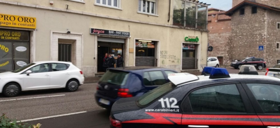 Gioca a biliardo e vuole andarsene senza pagare, fermato sferra un colpo al volto al gestore del bar